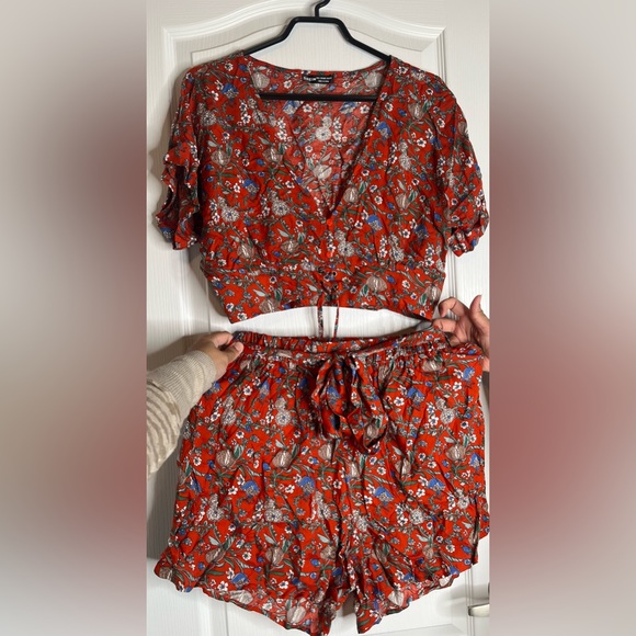 Gorgeous Floral Red 2 Piece Outfit - Picture 1 of 1